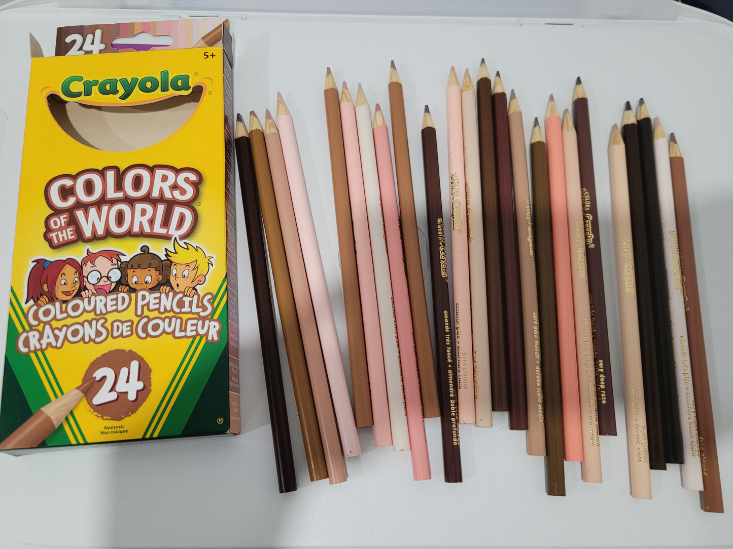 Crayola colors of the world crayons bois